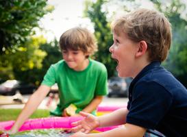 Normal_kinderen__spelen__buiten